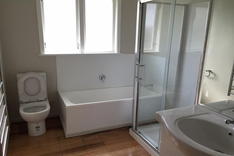 Photo of property in 1/176 Chivalry Road, Glenfield, Auckland, 0629