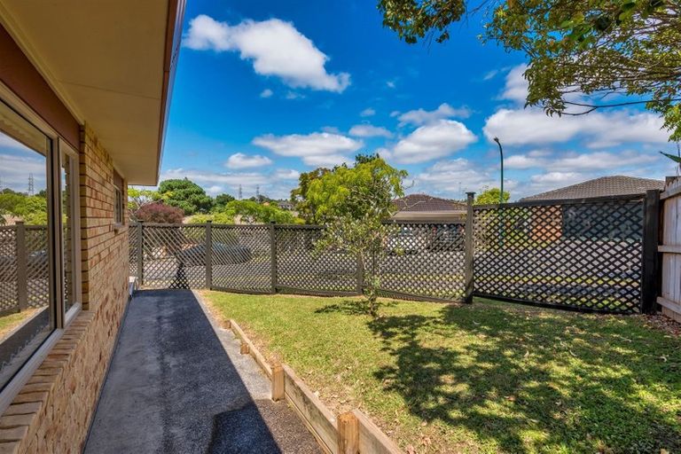 Photo of property in 28 Ginders Drive, Massey, Auckland, 0614
