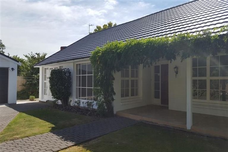 Photo of property in 8 Moorpark Place, Ilam, Christchurch, 8041