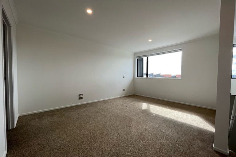 Photo of property in 18 Hobsonville Point Road, Hobsonville, Auckland, 0616