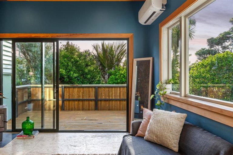 Photo of property in 132 Seaview Road, Piha, New Lynn, 0772