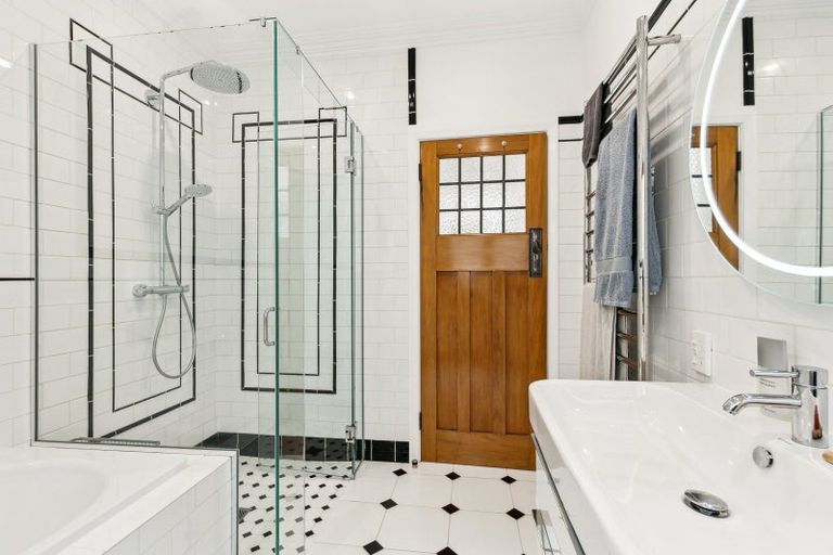 Photo of property in 60 Glen Road, Kelburn, Wellington, 6012