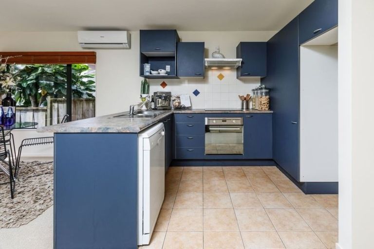 Photo of property in 4/42 Fields Parade, Oteha, Auckland, 0632
