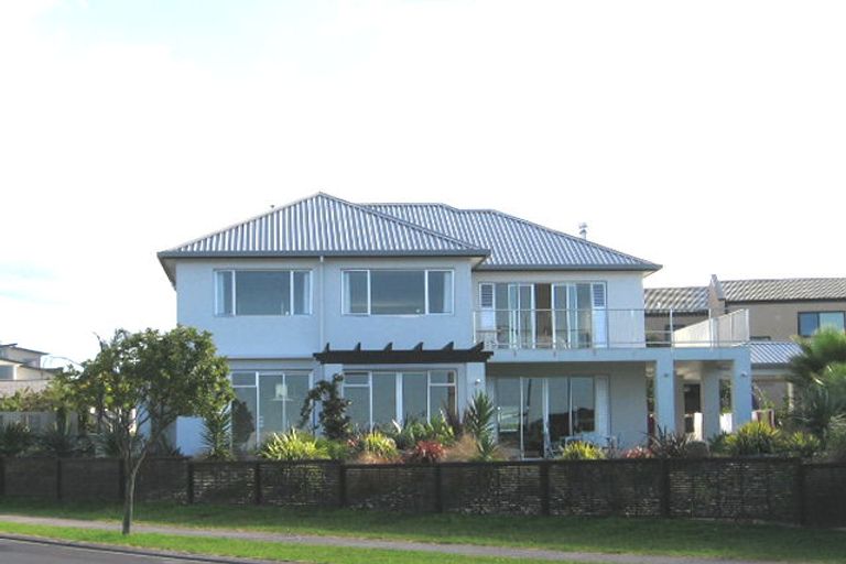 Photo of property in 12 Waimanu Bay Drive, Te Atatu Peninsula, Auckland, 0610