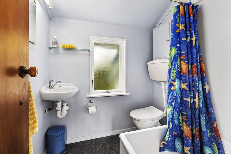 Photo of property in 33a Apuka Street, Brooklyn, Wellington, 6021