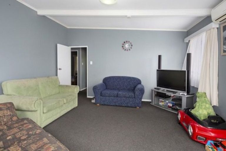 Photo of property in 8 Gahagan Way, Newlands, Wellington, 6037