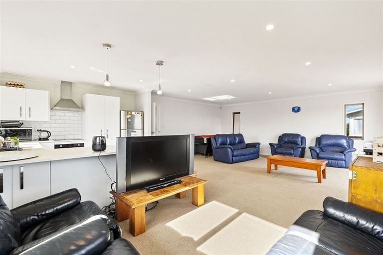 Photo of property in 27a Kirrie Avenue, Te Atatu South, Auckland, 0610