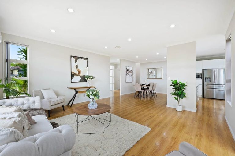 Photo of property in 111 Lake Panorama Drive, Henderson Valley, Auckland, 0612