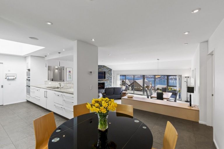 Photo of property in 5 Milward Place, Kelvin Heights, Queenstown, 9300
