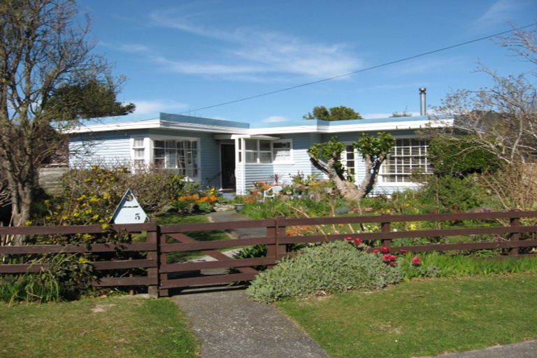 Photo of property in 5 Devon Street, Wainuiomata, Lower Hutt, 5014