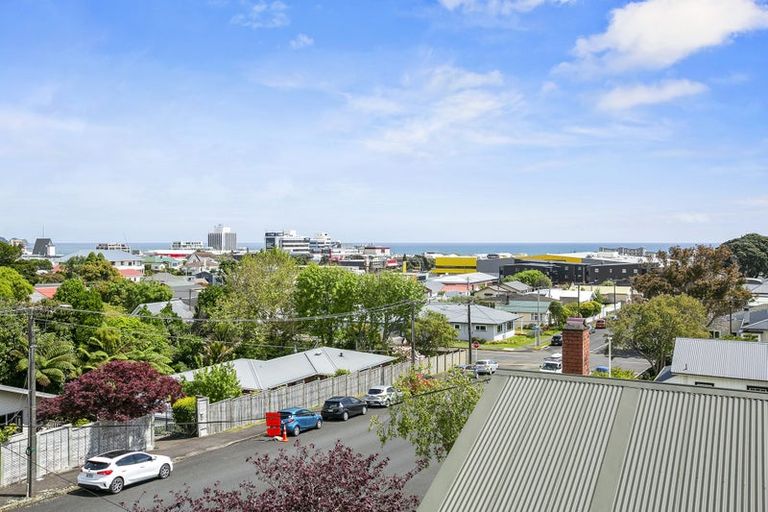 Photo of property in 33 Cameron Street, New Plymouth, 4310