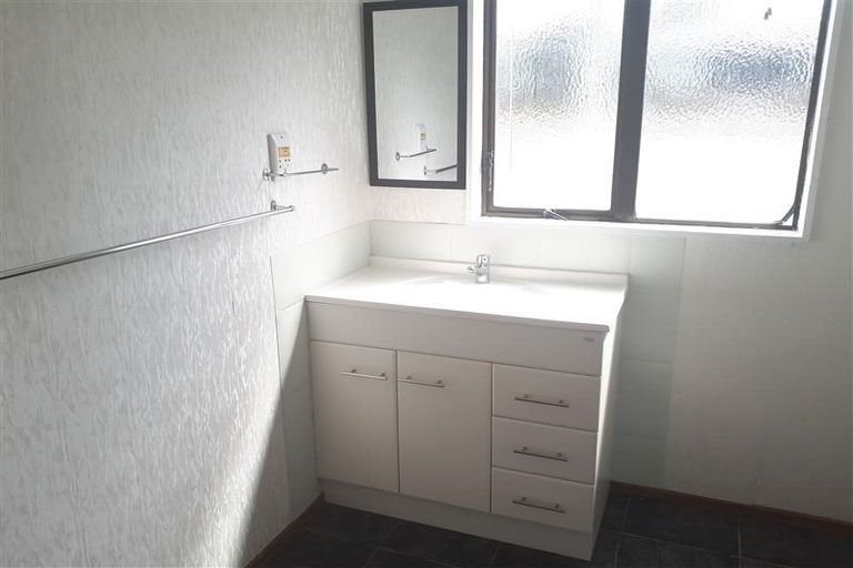 Photo of property in 2/290 Wairau Road, Glenfield, Auckland, 0629