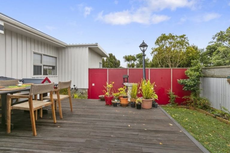 Photo of property in 54 Poto Road, Normandale, Lower Hutt, 5010