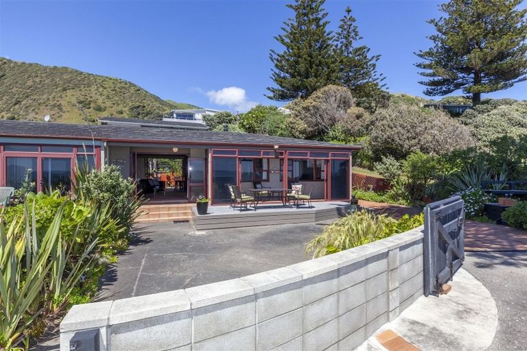 Photo of property in 2/33 Beach Road, Paekakariki, 5034