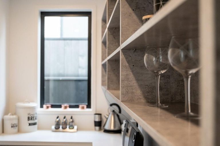 Photo of property in 73 Oak Road, Poraiti, Napier, 4112