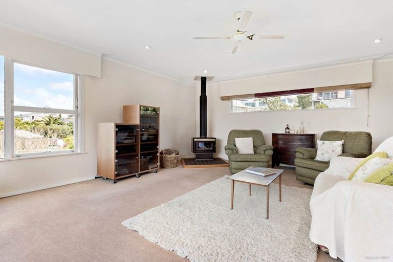 Photo of property in 35 Montgomery Avenue, Rothesay Bay, Auckland, 0630