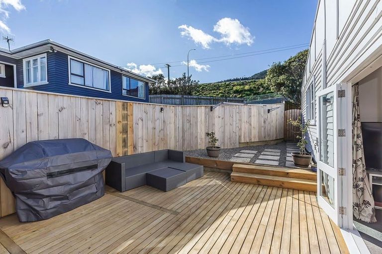 Photo of property in 27 Mexted Terrace, Tawa, Wellington, 5028