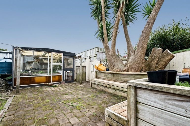 Photo of property in 96 Omata Road, Marfell, New Plymouth, 4310