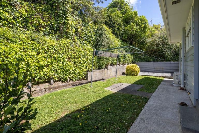 Photo of property in 14 Kahikatea Grove, Paparangi, Wellington, 6037
