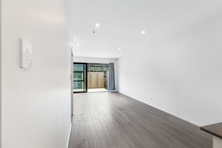 Photo of property in 43c Fitzherbert Avenue, West Harbour, Auckland, 0618