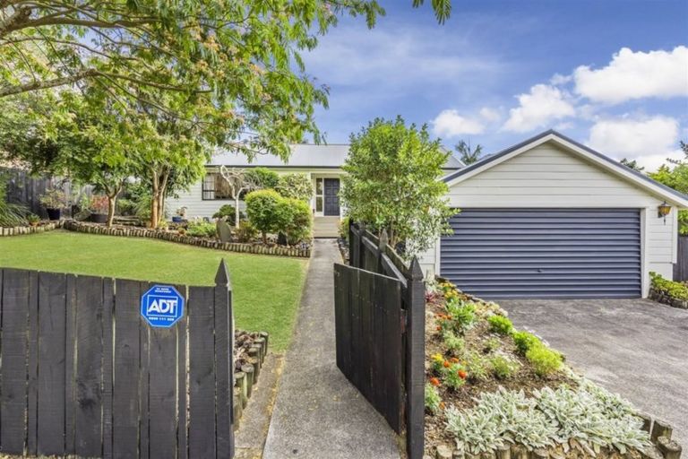 Photo of property in 8 Curacao Place, Half Moon Bay, Auckland, 2012