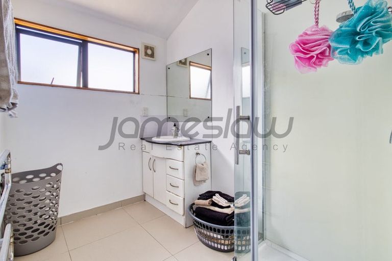 Photo of property in 136 Chamberlain Road, Massey, Auckland, 0614