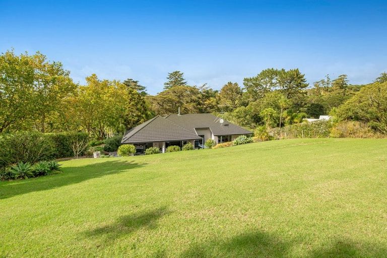 Photo of property in 12 Hobbs Road, Matakatia, Whangaparaoa, 0930