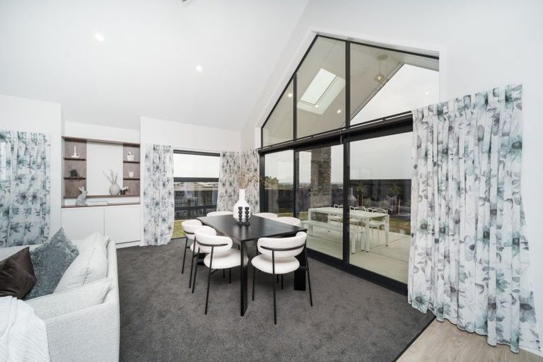 Photo of property in 44 Vaucluse Heights, Fitzherbert, Palmerston North, 4410