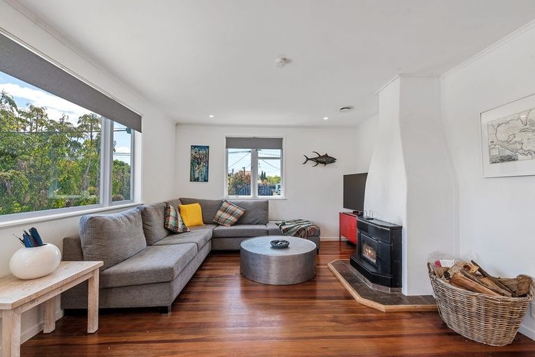 Photo of property in 14 Fraser Road, Narrow Neck, Auckland, 0624