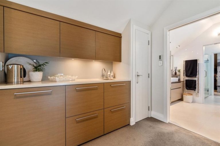 Photo of property in 270 Hurstmere Road, Takapuna, Auckland, 0622