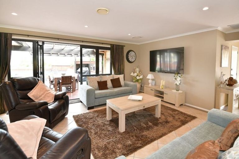 Photo of property in 8a Astrolabe Place, Gulf Harbour, Whangaparaoa, 0930