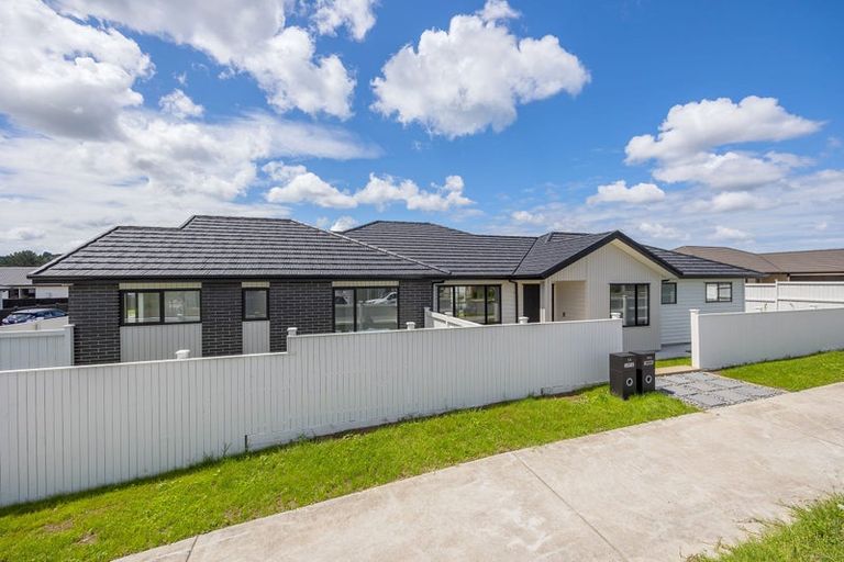 Photo of property in 14 Madden Avenue, Kumeu, 0810