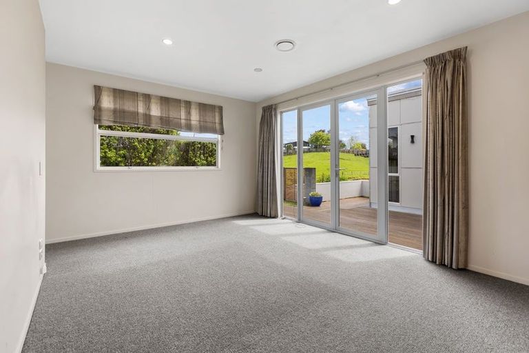 Photo of property in 10e Long Place, Frankleigh Park, New Plymouth, 4310