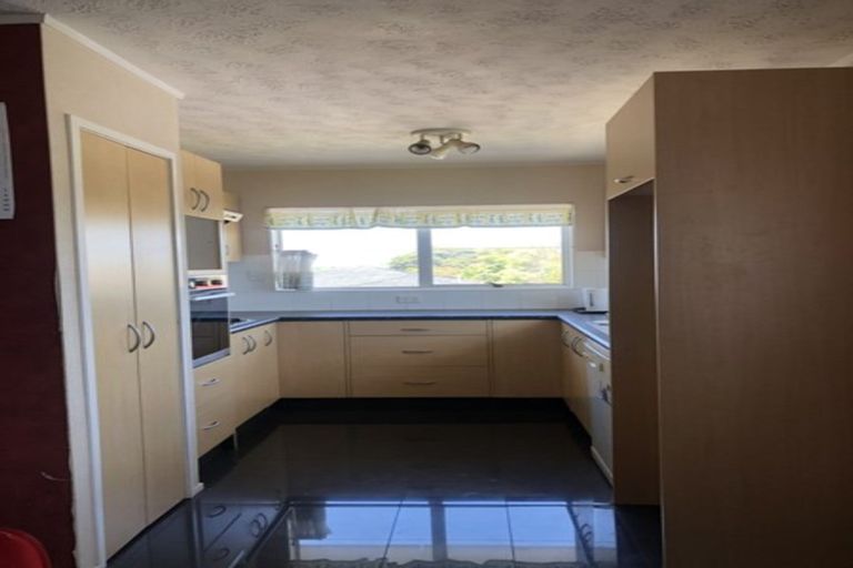 Photo of property in 5 Talavera Place, Te Atatu South, Auckland, 0602