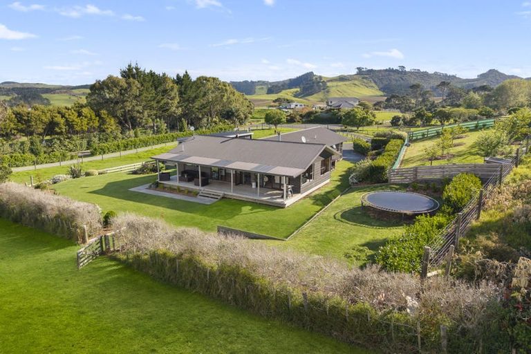 Photo of property in 44b Crosland Road, South Head, 0874