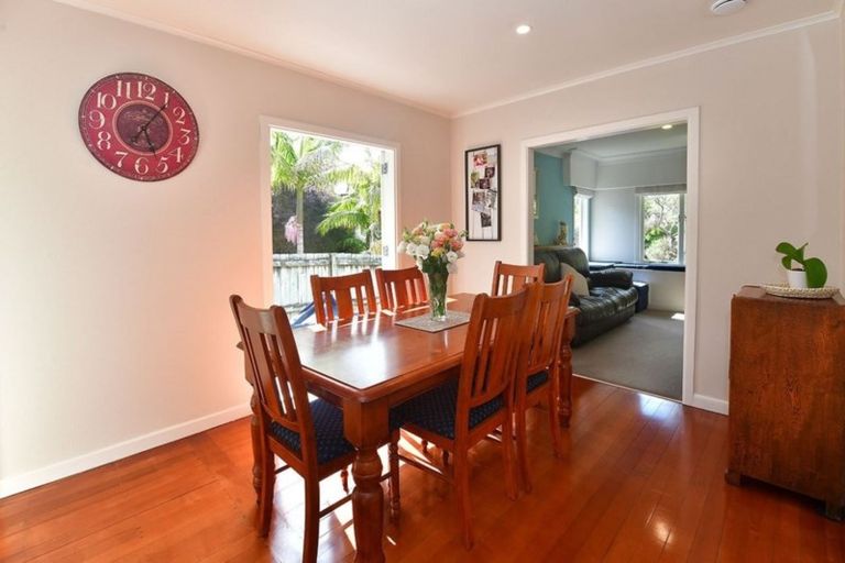 Photo of property in 26 Pohutukawa Avenue, Red Beach, 0932