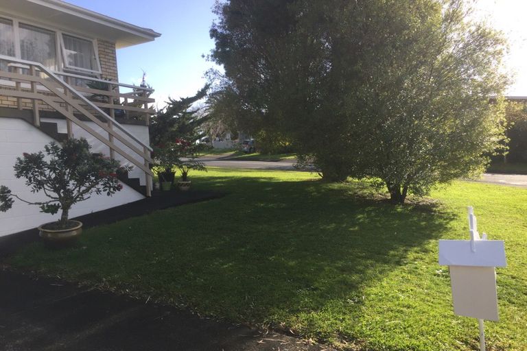 Photo of property in 3/2 Longbill Place, Glendene, Auckland, 0602