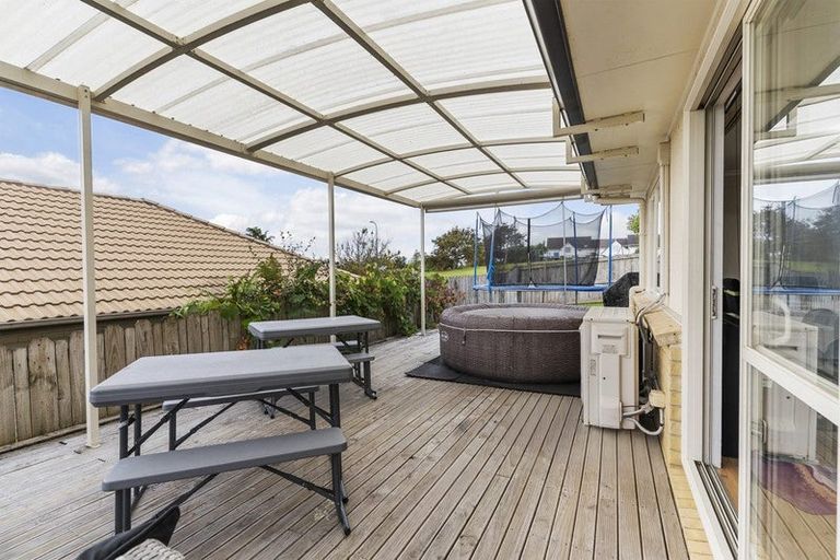 Photo of property in 24 Corta Bella Place, Golflands, Auckland, 2013