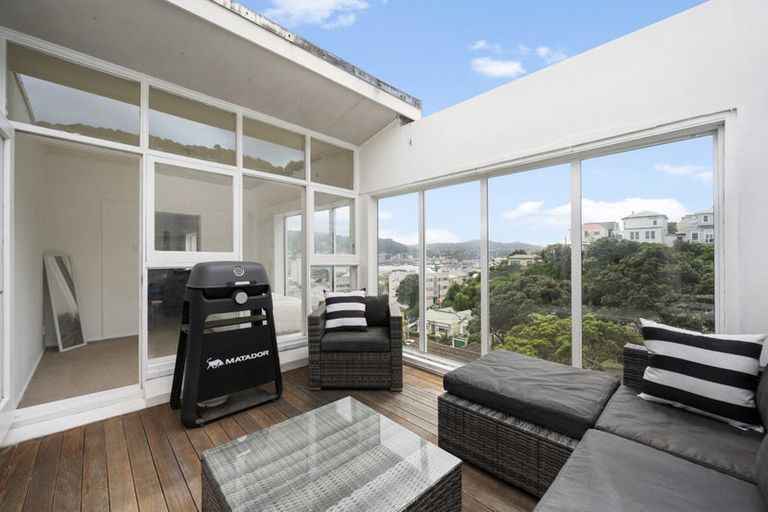 Photo of property in Kingsgate Flats, 10 Austin Street, Mount Victoria, Wellington, 6011