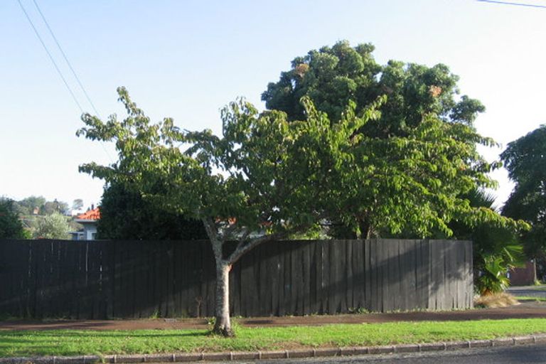 Photo of property in 77 Tahapa Crescent, Meadowbank, Auckland, 1072