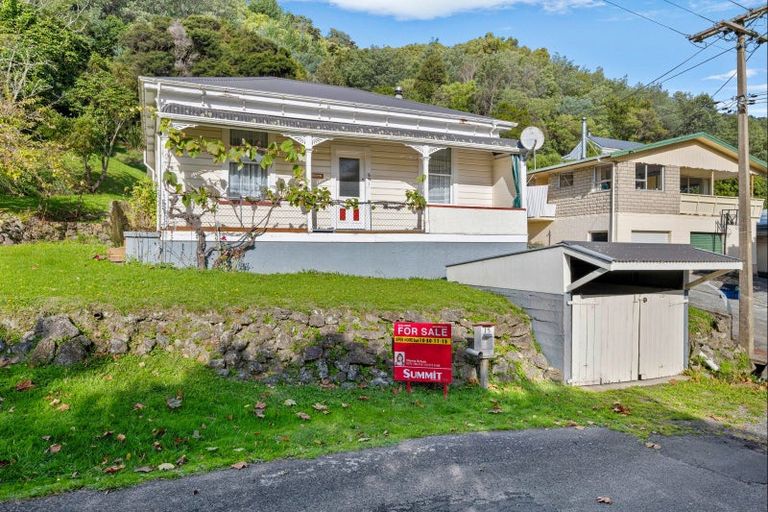Photo of property in 15 Milton Terrace, Picton, 7220