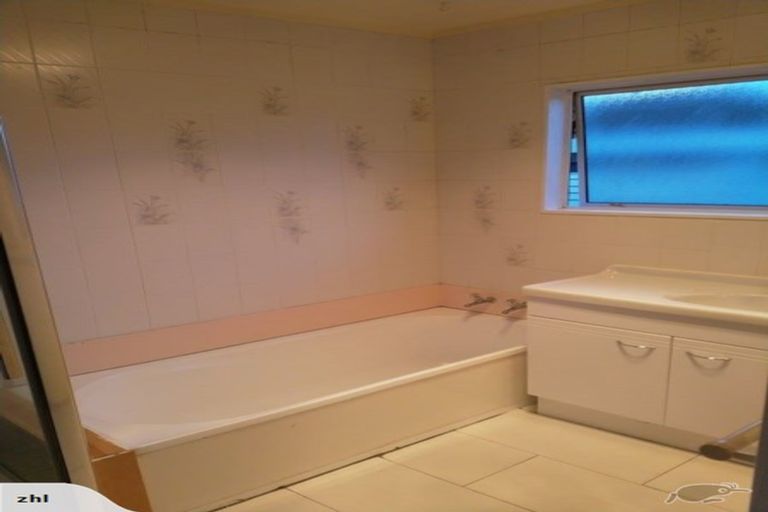 Photo of property in 2/61 Greenslade Crescent, Northcote, Auckland, 0627