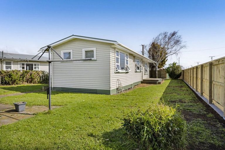 Photo of property in 27 Reid Avenue, Hawera, 4610