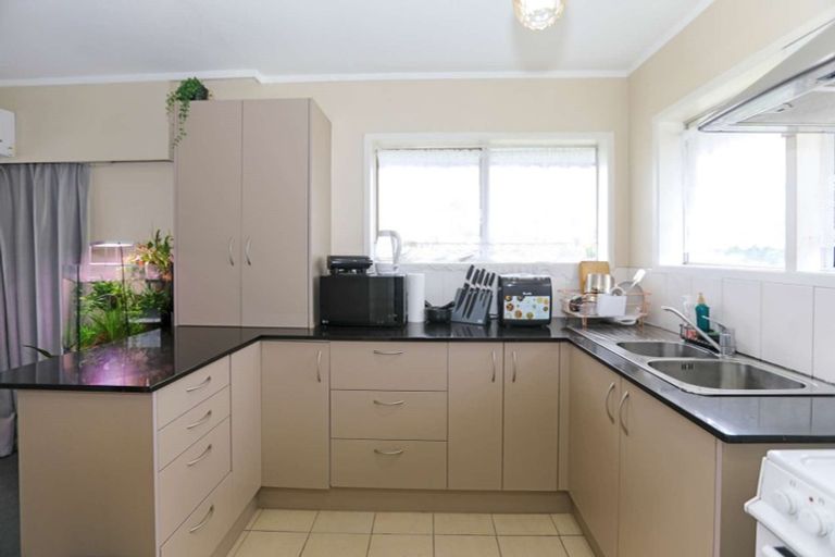 Photo of property in 2/126 Lynwood Road, New Lynn, Auckland, 0600