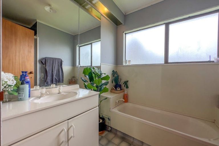 Photo of property in 12 Darlington Street, Ngatea, 3503