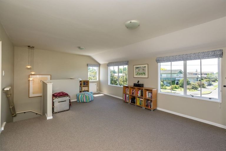 Photo of property in 39 Crofton Road, Harewood, Christchurch, 8051