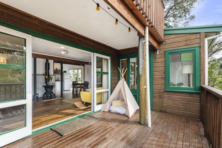 Photo of property in 74 Laingholm Drive, Laingholm, Auckland, 0604