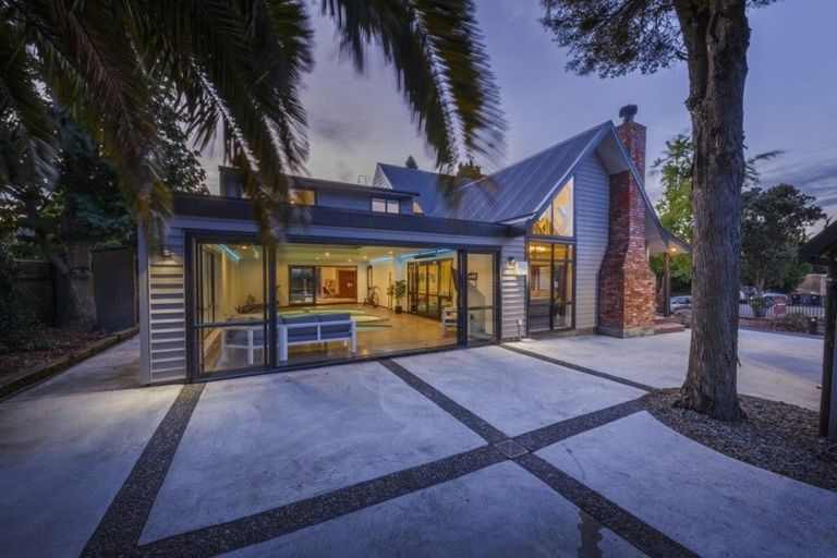 Photo of property in 2 Huata Place, West End, Palmerston North, 4412