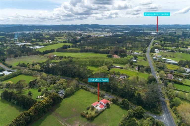 Photo of property in 164 Motu Road, Kumeu, 0891