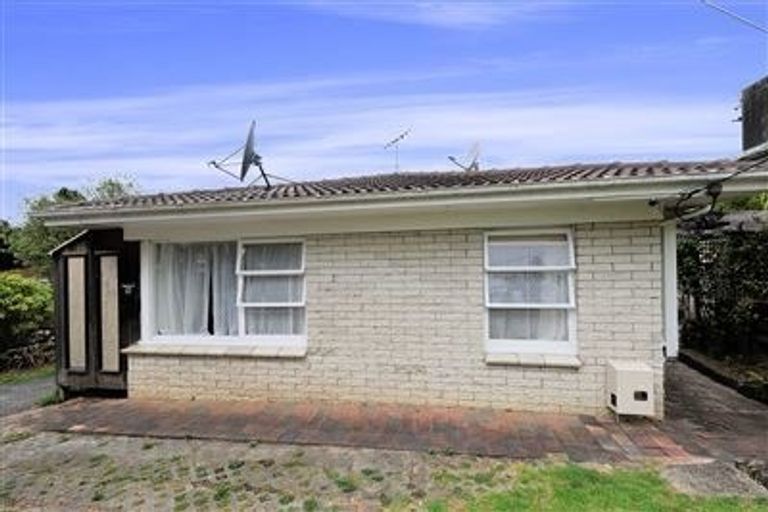 Photo of property in 1/15 Woodall Place, Totara Vale, Auckland, 0627